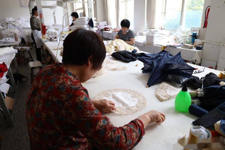 改良后的即墨花边的制作工艺主要包括设计,刺版,排版,整料,蓝印,裁剪