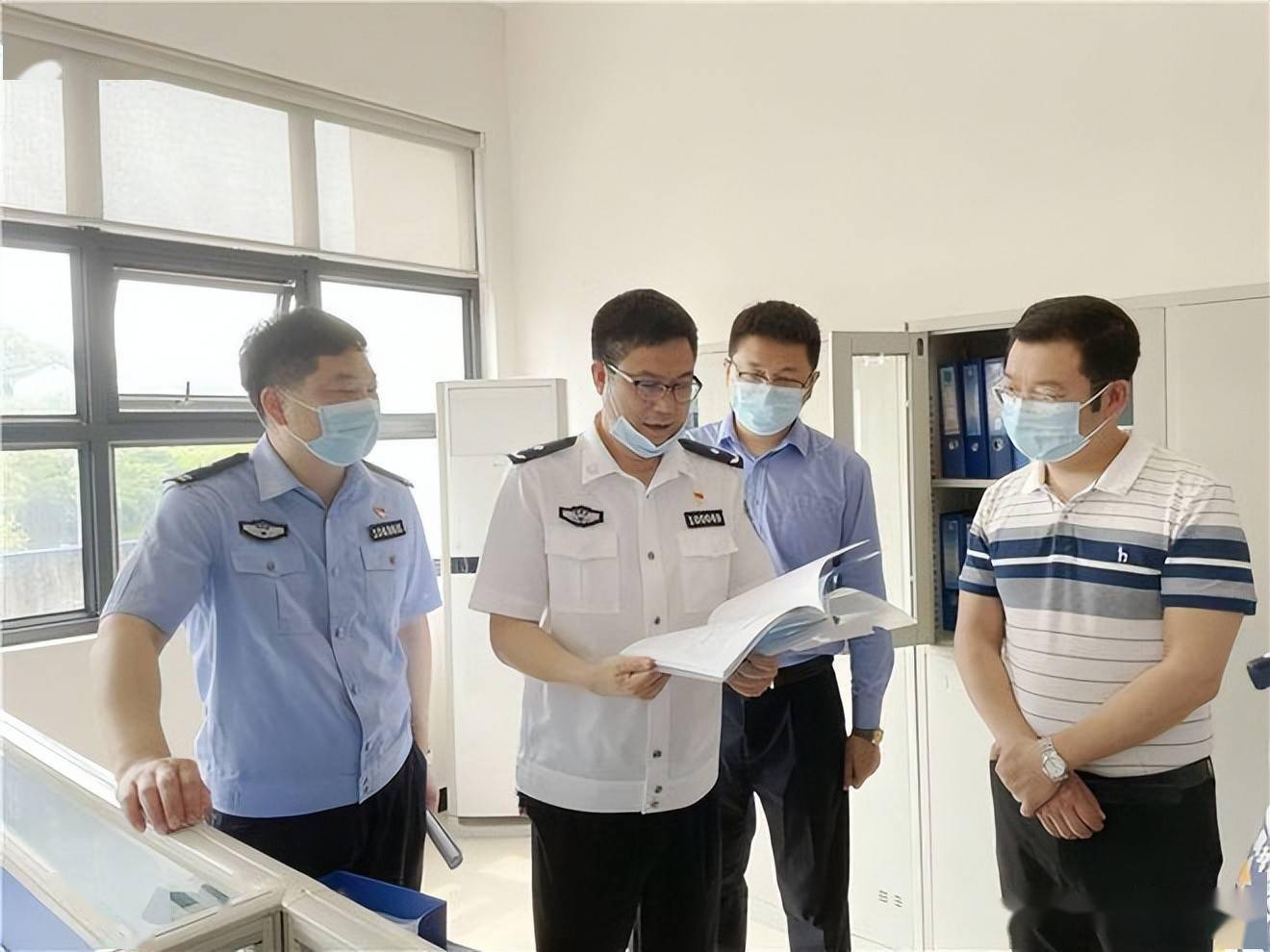 柳叶湖公安分局党组书记局长王继宗一行到各派出所调研指导工作