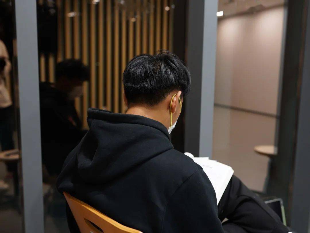 一起来寻找身边的背影……_生活_校园_口罩