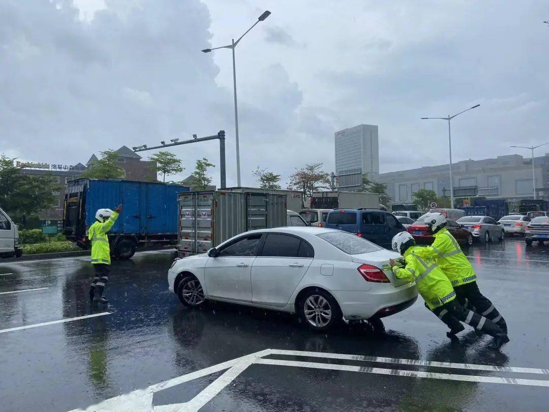 5月11日16時30分許,江海交警大隊鐵騎在外海大橋堵塞路段發現一輛故障