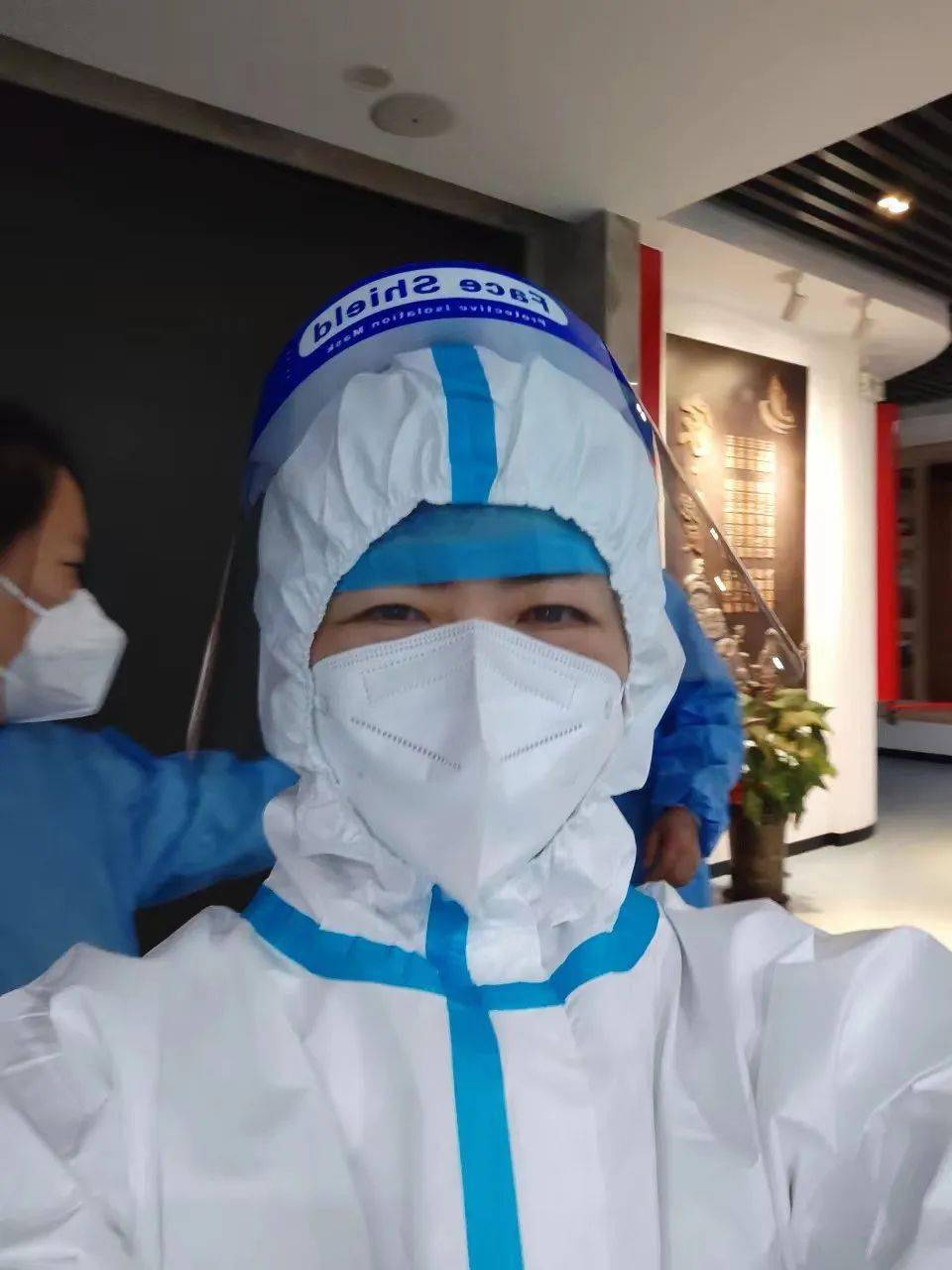 第一天,觉得穿着防护服怪暖和呢,还很得意地自拍.