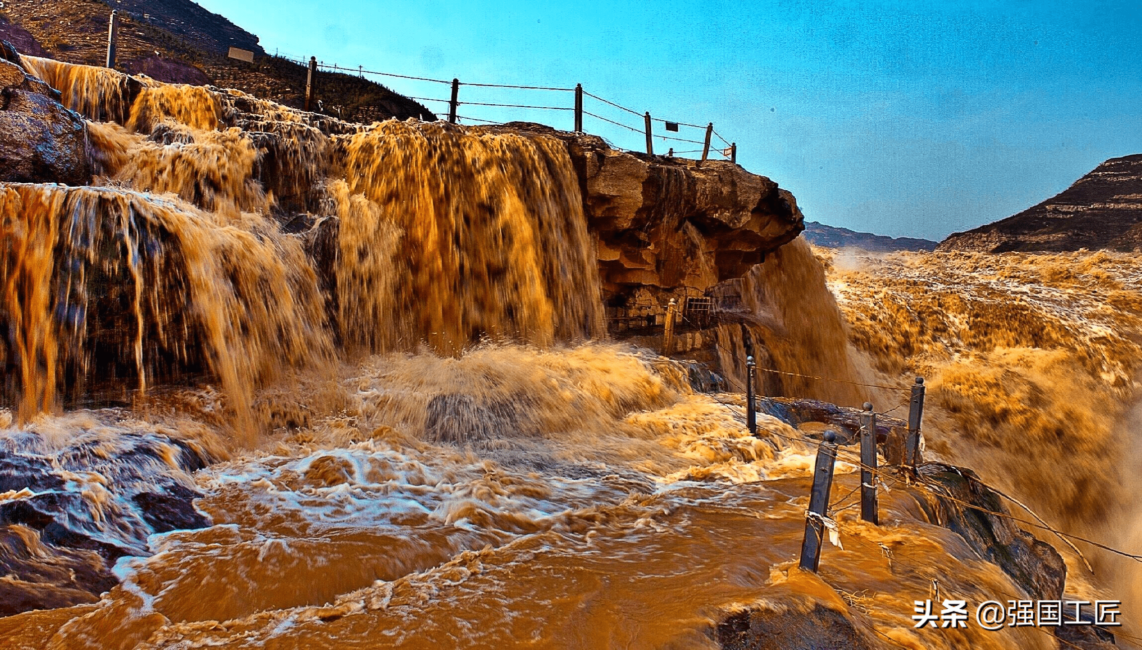 黄河里的泥沙大都来自于黄土高原,此地的泥沙渗水性极强,特别容易被