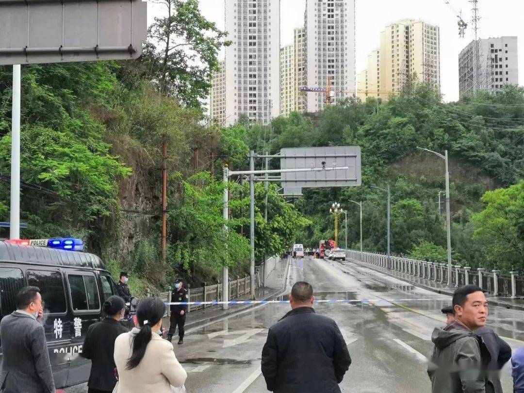 南大桥又一跳奇迹10多小时后还活着