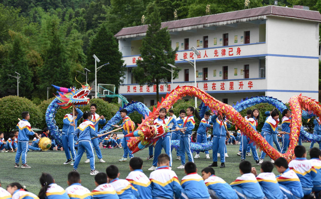 贵州松桃非遗滚龙进校园
