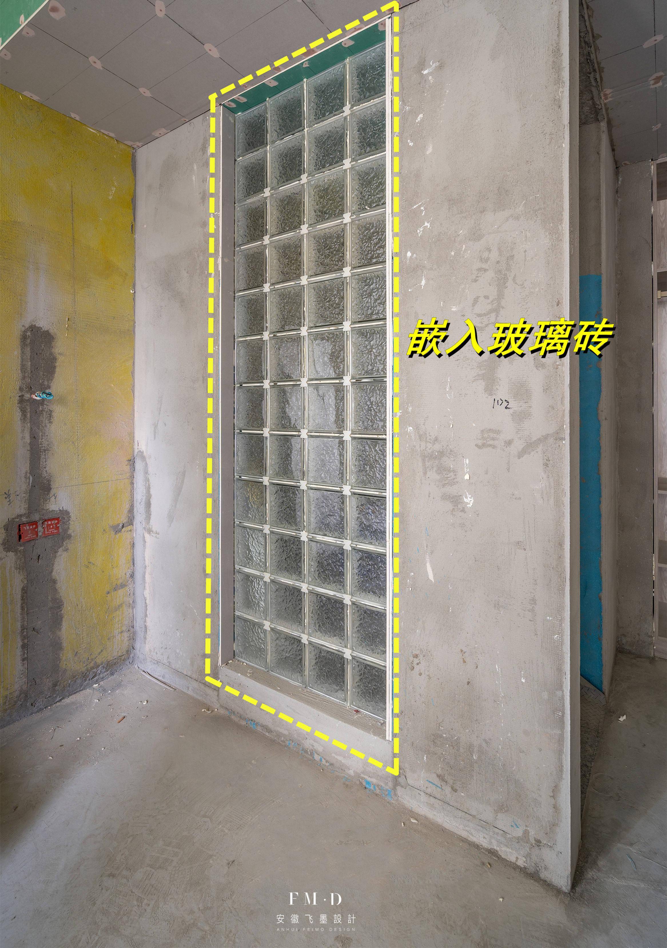 还是设计师靠谱,黑乎乎的暗卫,就敲墙装玻璃砖,看着亮堂有品味_卫生间