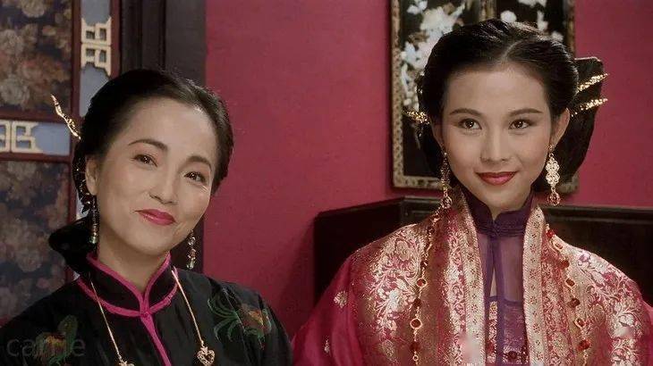 再加上早年间出现在电视剧里,总是以长发加刘海的形象出现,与富江撞了