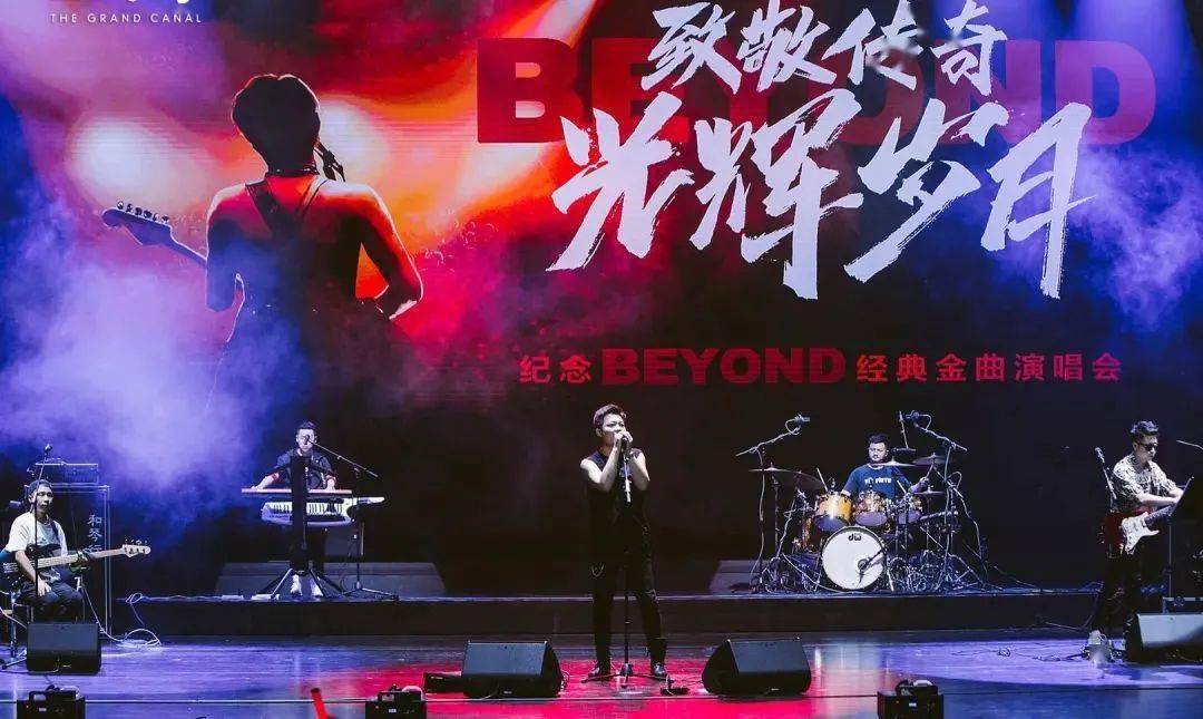 《光辉岁月》是黄家驹为南非黑人领袖曼德拉创作的一