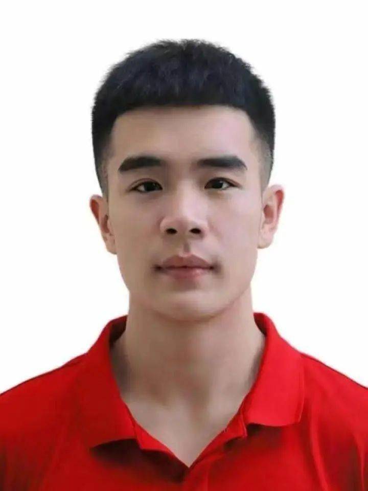 场上司职主二传,2011年选入惠州市体育运动学校排球队,在体校教练王宇