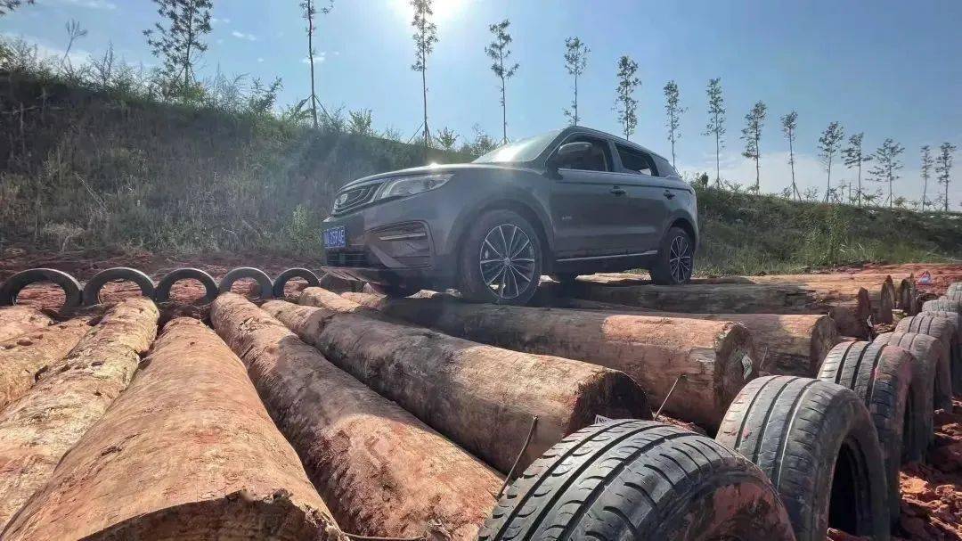 天府国际越野赛道修建有三陀峰,英雄坡,碎石路,枕木路等特色越野项目.