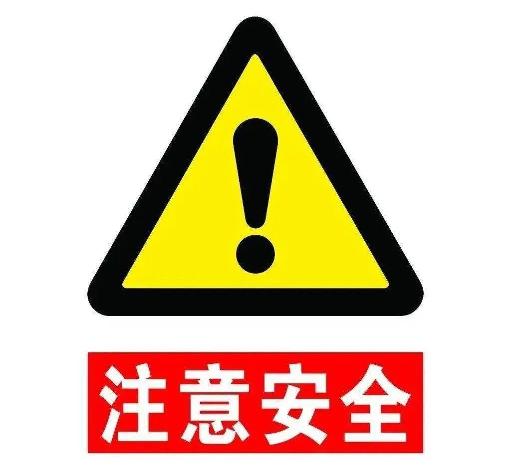 漳州开始飘了一男子雨天开车转弯时不减速冲上安全岛