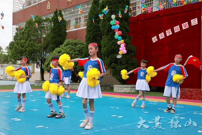 独山县沁元学校:文艺汇演展自强风采_县教育局_舞蹈_办学