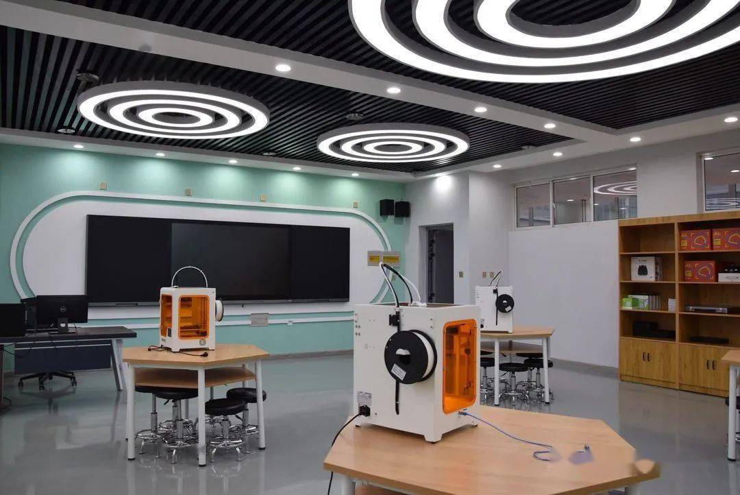 3d打印教室01泾河之滨是读书的胜地,崆峒山下是育人的摇篮.