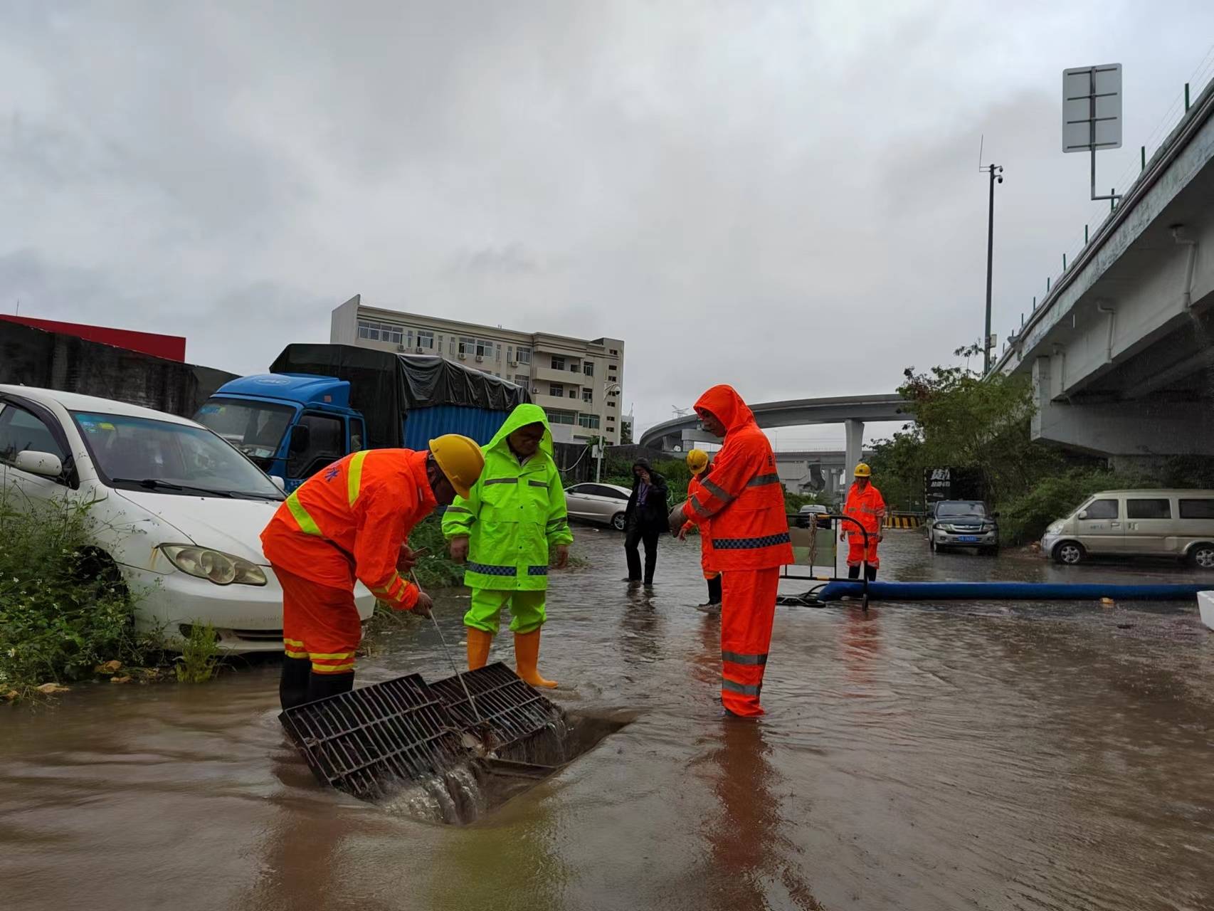 极端强降雨天气来袭，深圳新桥街道采取强力措施防御_防汛_应急_巡查