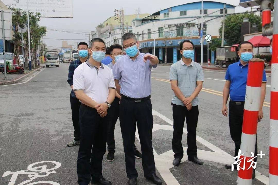 在振潮南路内涝点,吴维凯一行实地检查并了解防内涝工作情况.