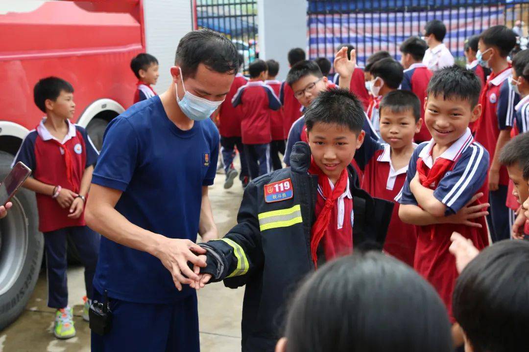 强化消防意识打造平安校园阳西县消防救援大队走进丹江小学开展消防