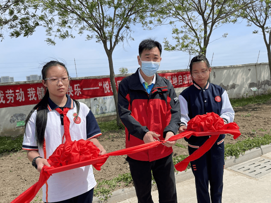 劳作的辛苦和快乐,日前,天津市小淀中学"悦耕园"校内劳动实践基地启动