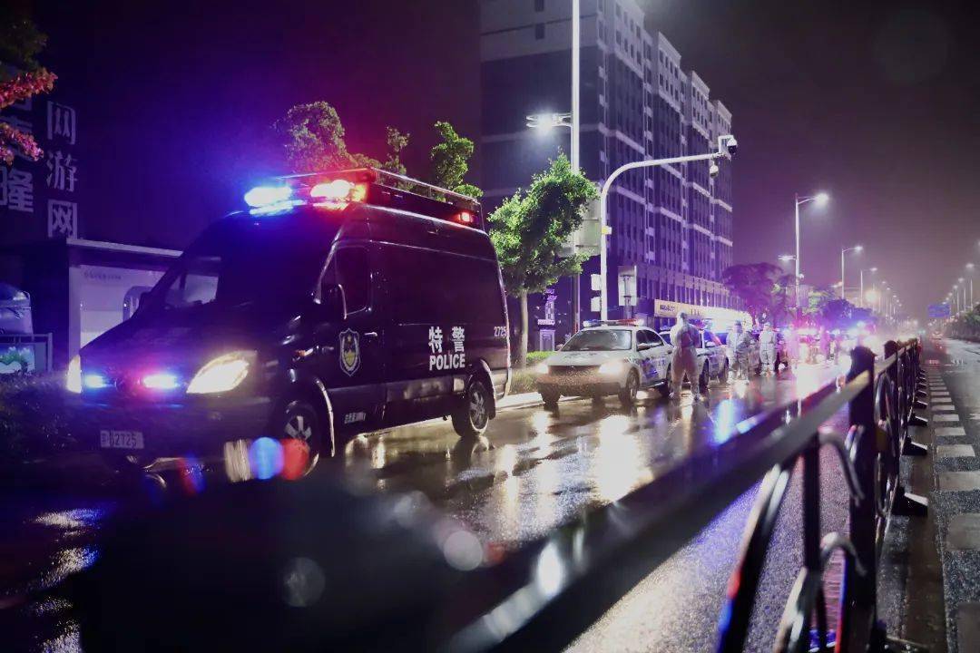 警灯闪烁同心战疫