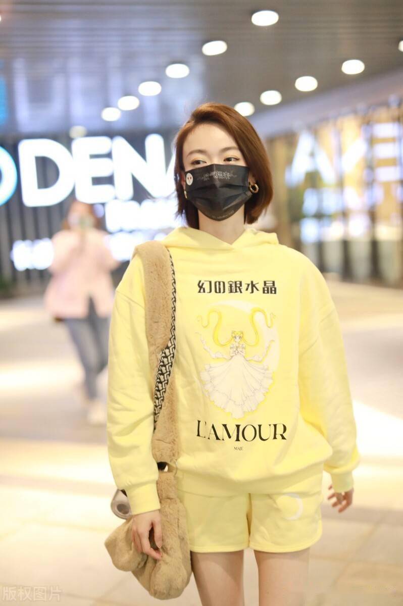 街拍:吴谨言黄色连帽卫衣搭短裤清纯亮丽_长沙_姐姐_卫衣搭