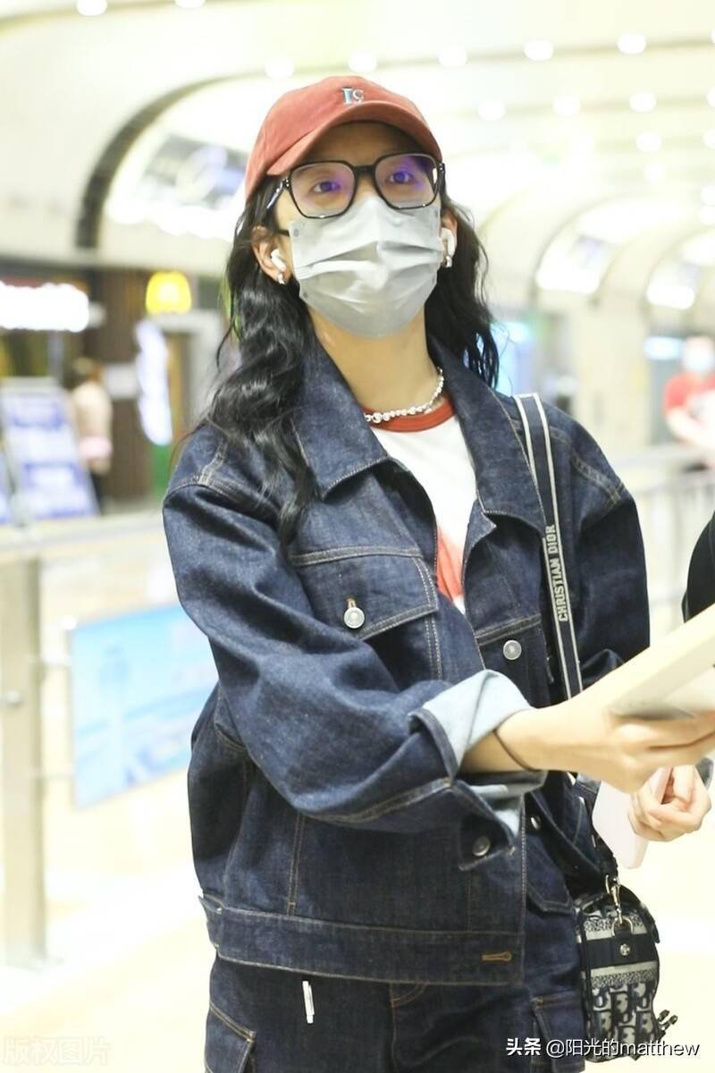 章若楠身穿牛仔套装现身机场戴棒球帽气质好