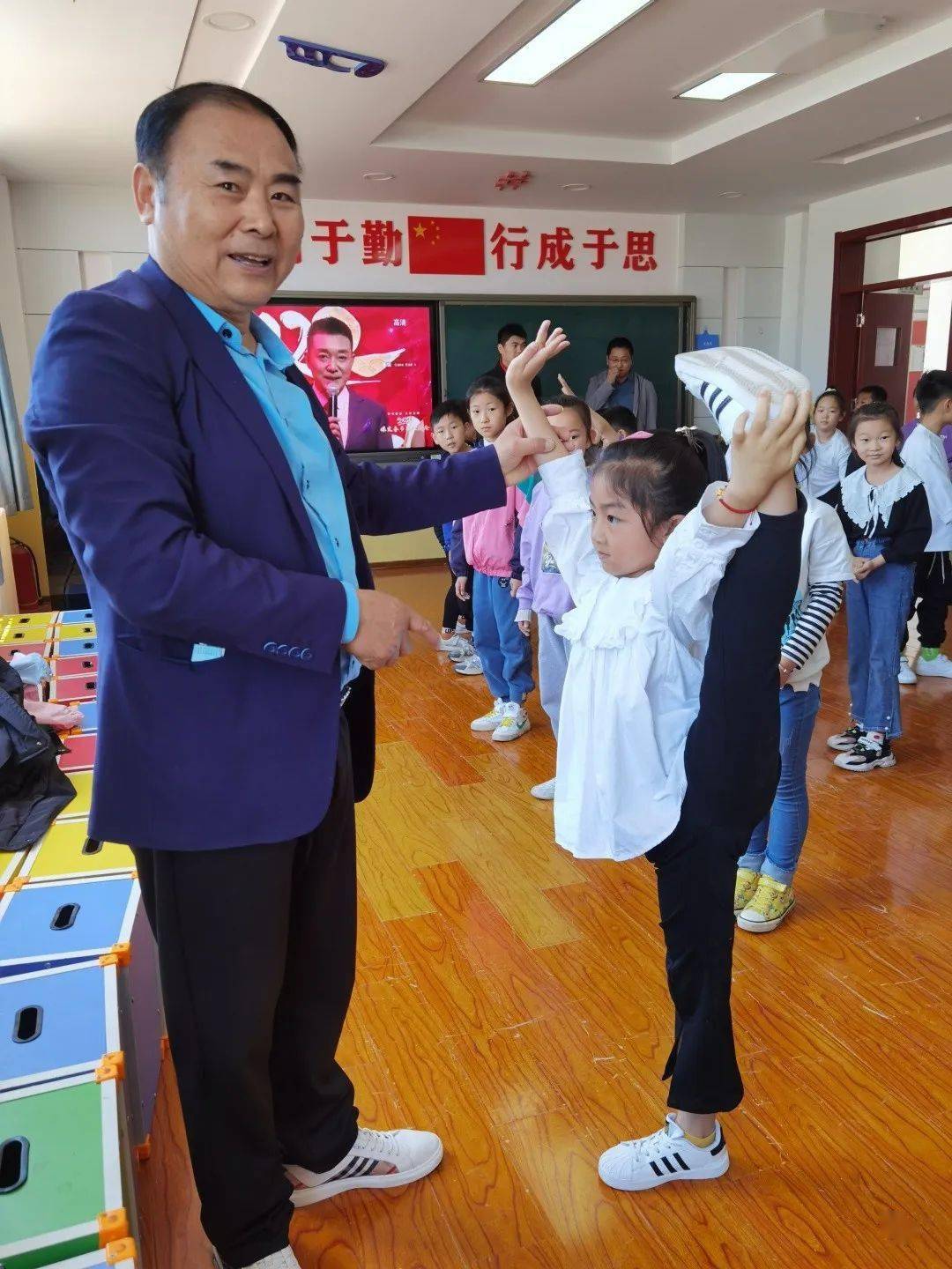 名家进校园老调名家杜振忠在大马坊小学戏曲进校园启动仪式上