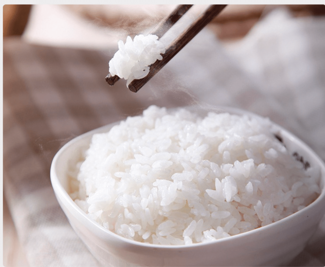 颗颗饭粒油润发亮,如果将一碗米饭倒进另一碗里,空碗内还会挂上油珠