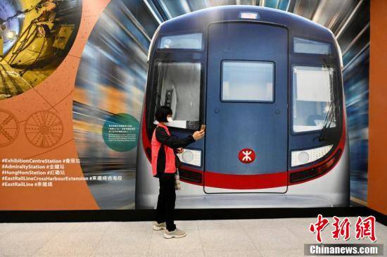 港铁会展站迎首个工作日炸弹弹壳成打卡热点