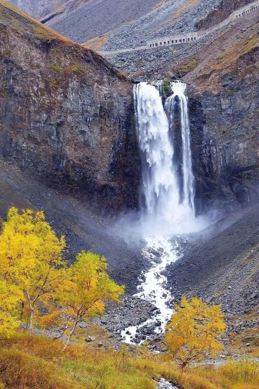 海拔2200米处落下的水柱,奔腾的瀑布跌入20多米深的水潭,长白山瀑布