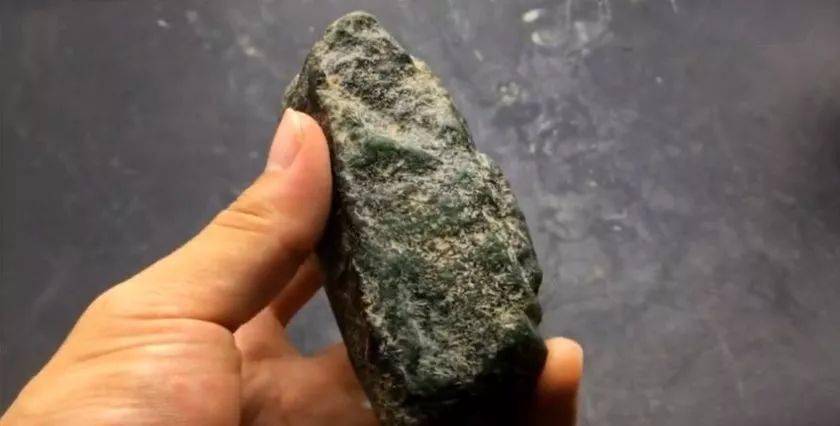 顽石到璞玉6000元的原石前世今生雕的龙牌能否绝地重生