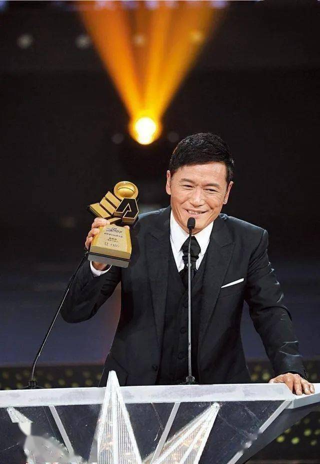 温哥华网友餐馆偶遇苗侨伟!男神身材发福仍帅气不减 让人心动!