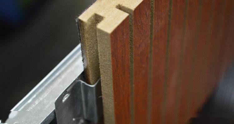 粉末状就可能是中纤板,如果是颗粒状就可能是刨花板家具而非实木家具