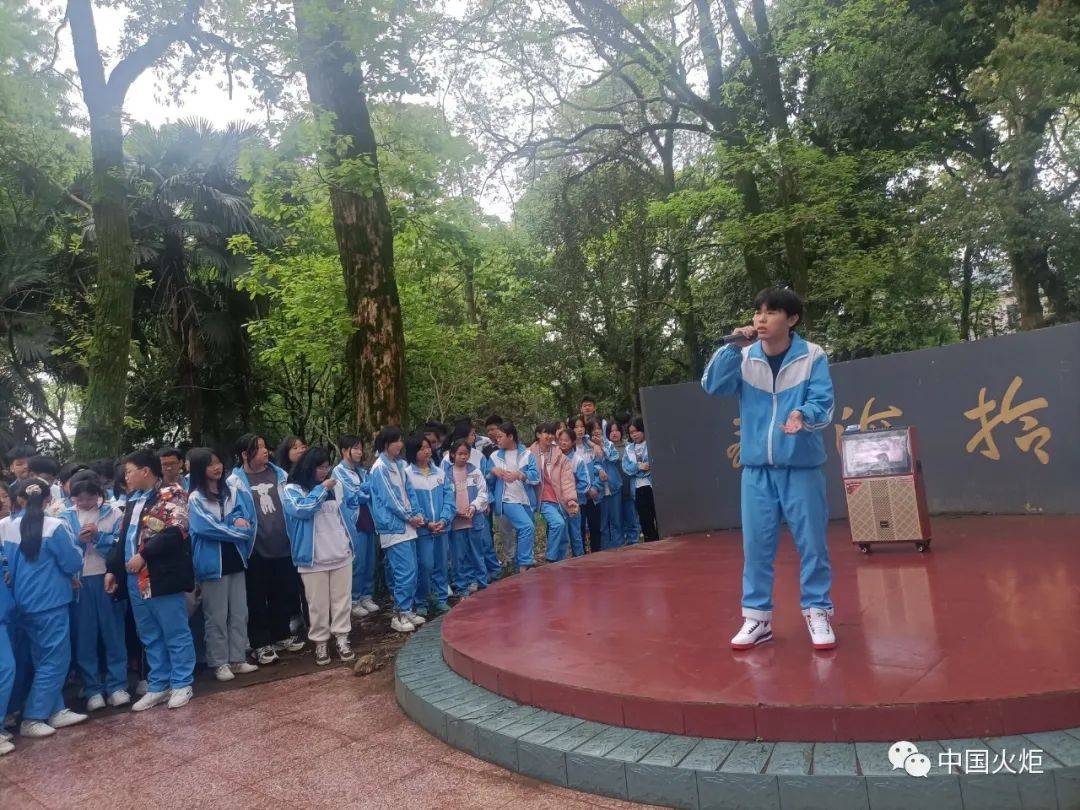 5月13日,鄱阳县乐丰镇关工委联合乐丰中学团支部,为纪念中国共产主义
