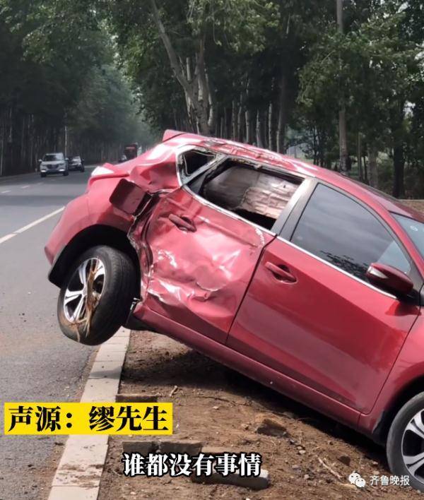 山东一对夫妻车祸后现场微笑合影留念,网友:格局打开了