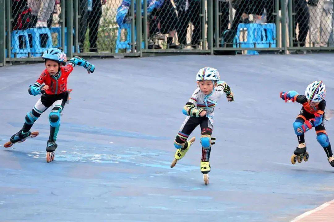 本次"快乐之星"轮滑比赛设置有200米计时赛,300米计时赛,500米争先赛