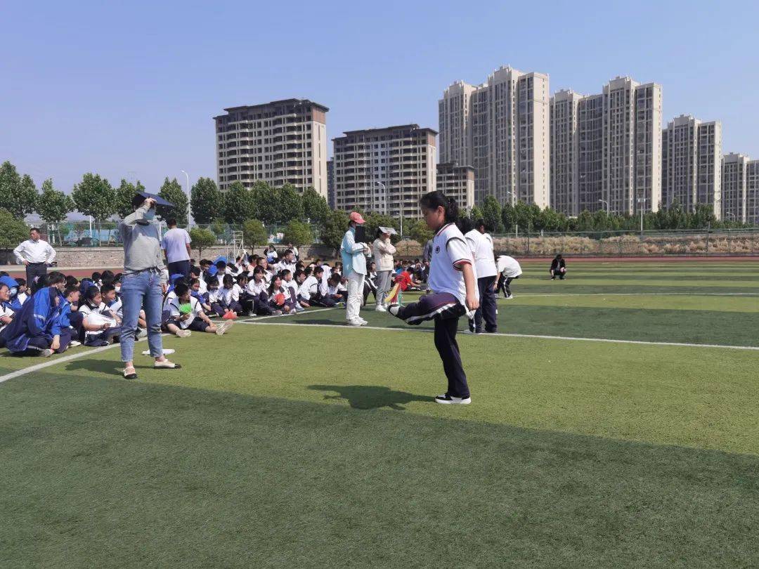 踢出精彩毽康生活春晖学校七年级开展一分钟踢毽子比赛