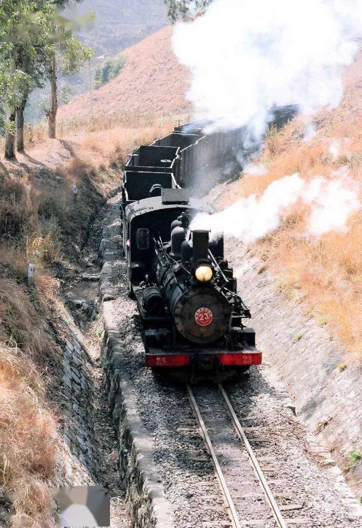 机车90多年后个碧石铁路已经逐渐淡出了人们的视线但它所显现出的民族