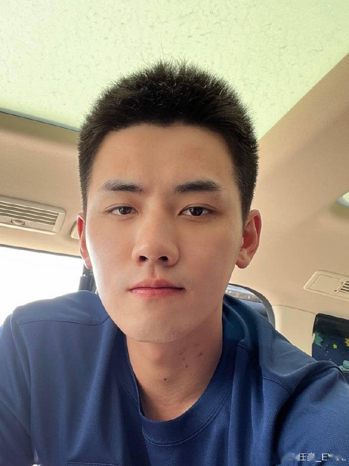 男星做核酸公然插队 被路人指责无动于衷被曝光后 真诚道歉 任豪 队伍 刘大锤 男星做核酸公然插队 被路人指责无动于衷被曝光后 真诚道歉 任豪 队伍 刘大锤