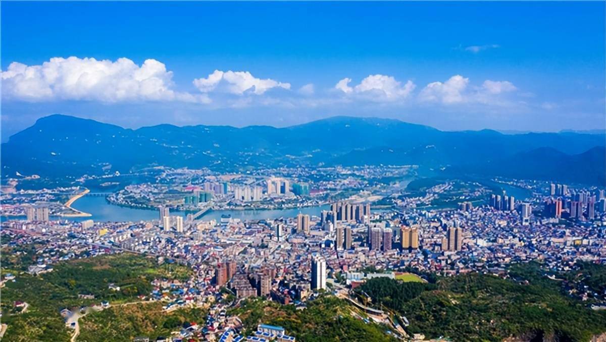 慈利县城全景图刘渊摄慈利县位于湖南省西北部,是国内重点旅游城市