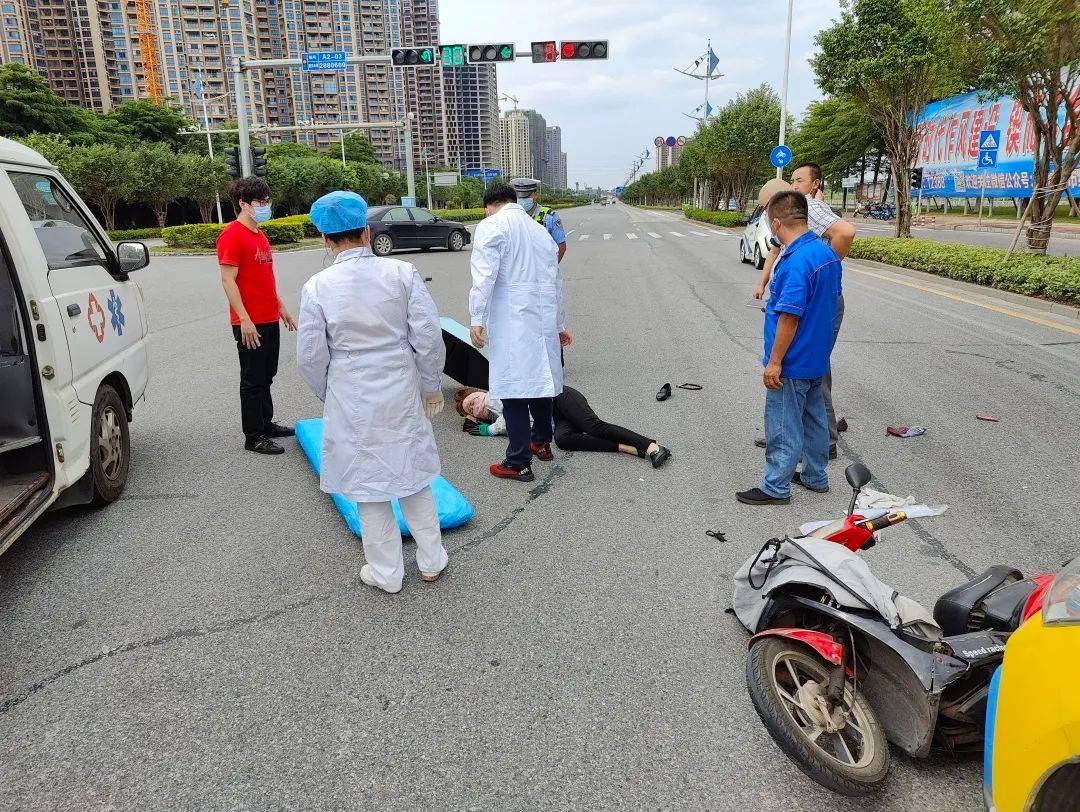 暖心！巡逻途中遇交通事故 防城港公安交警及时救助受伤群众机动女子辖区 1511