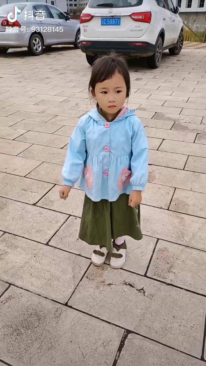 四岁小宝莹莹上幼儿园中班活泼开朗的小姑娘dou小助手