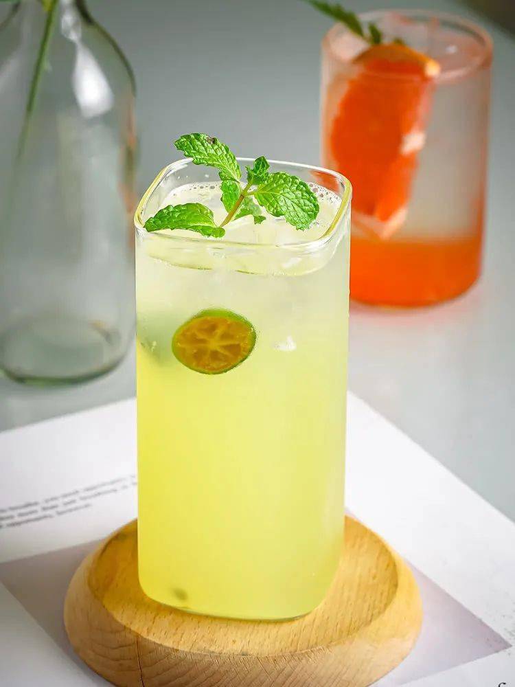 气泡水,自带风度和气度的饮料;/在这里,没有闹钟没有按部就班不慌不忙