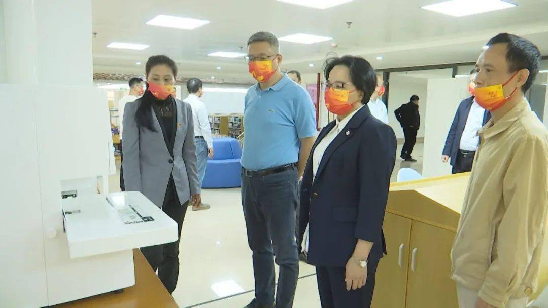 活动中,县委常委,宣传部部长吴志英,副县长方成江共同为云霄县图书馆