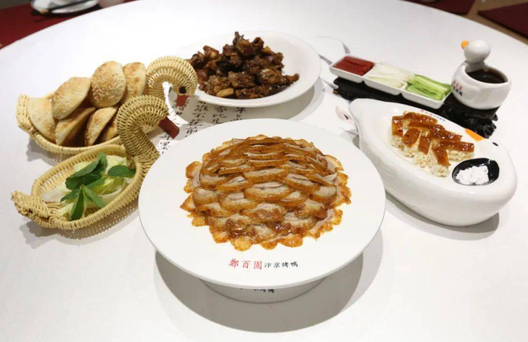 行走怀川纷享焦作郑百园烤鸭夹着高炉烧饼吃别有风味
