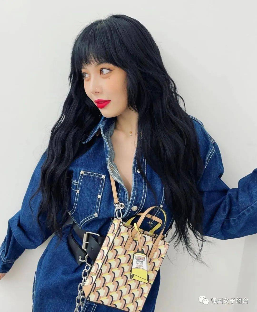 太出乎意料","黑发红唇的泫雅就是最美的","这个造型回归吧,泫雅太