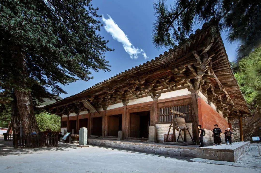 梁思成先生于1937年6月26日发现五台山佛光寺大殿,并通过一笔一划的