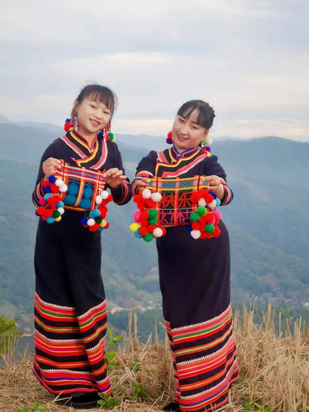 【澜沧】拉祜族妇女巧手织出幸福包