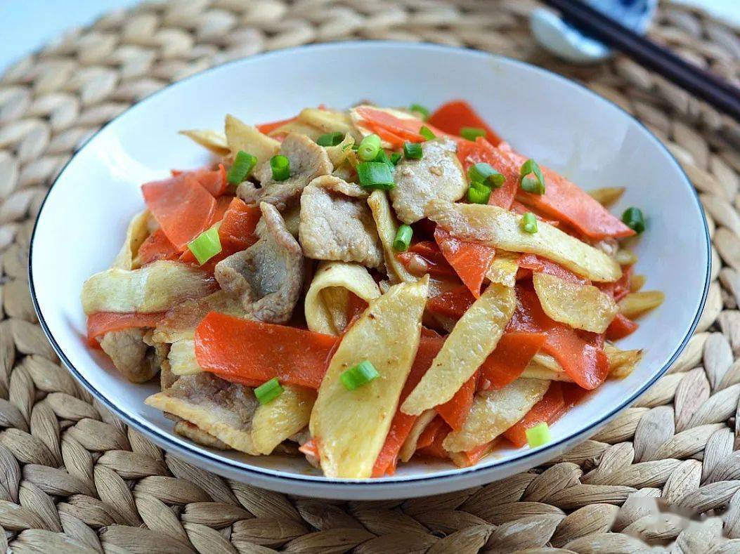 肉片胡萝卜茭白鲜嫩可口营养丰富