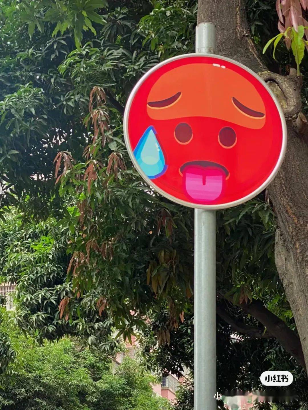 广州emoji路标大出圈，怪可爱的！