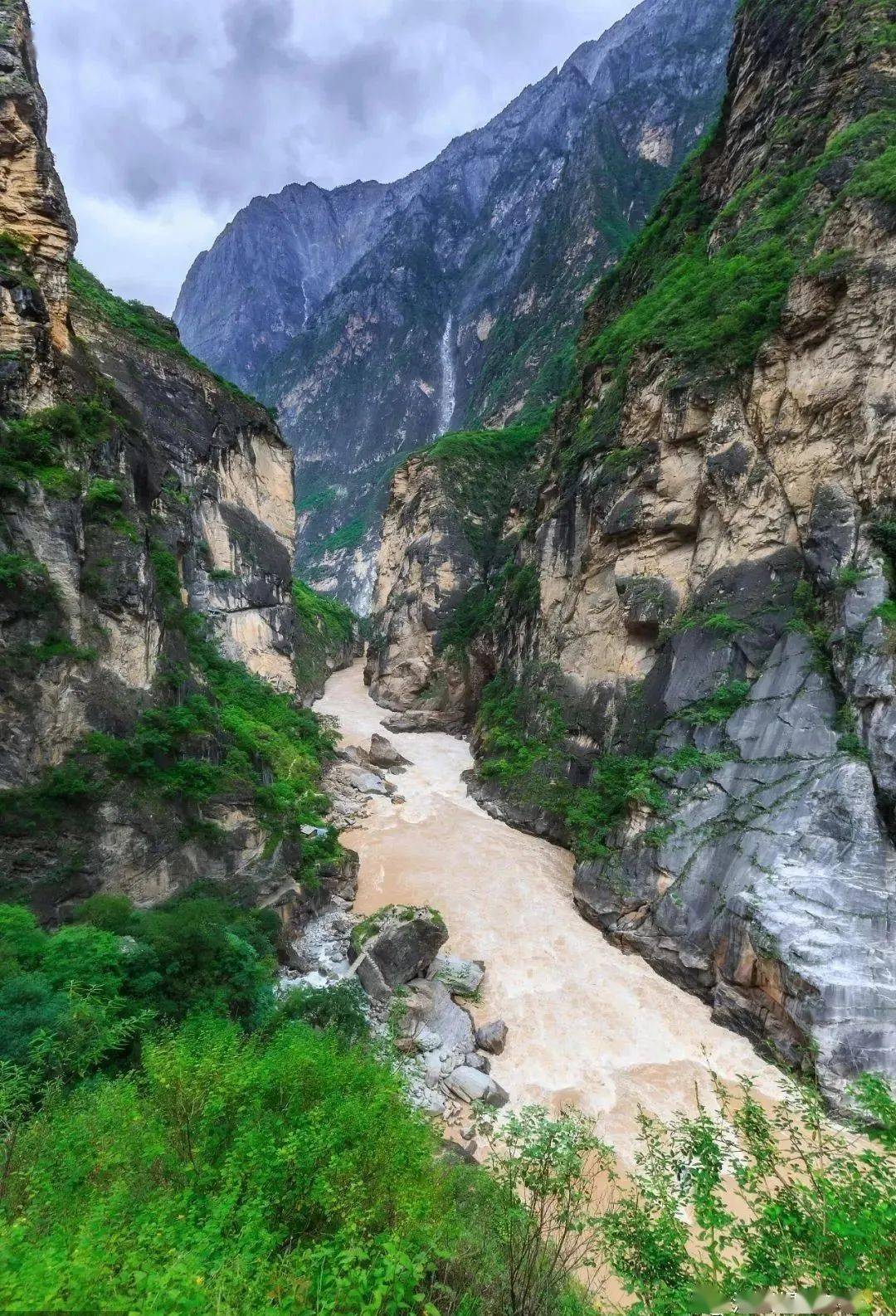 中国第二深峡谷--虎跳峡