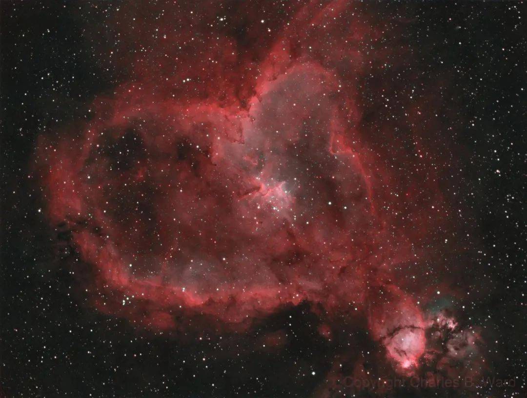 的小行星最后是一颗心形的陨石你爱宇宙,宇宙也爱你.