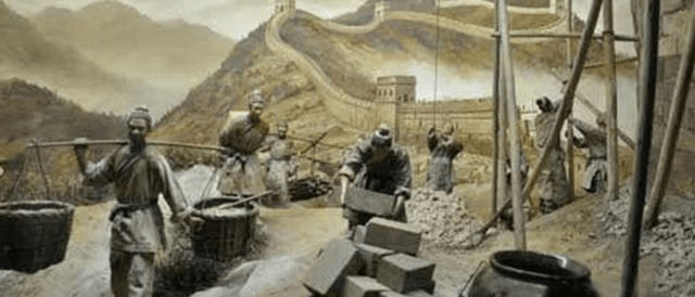 云梦出土一千年古墓，挖出1100件瑰宝，专家：我们错怪了秦始皇_秦朝是_竹简_徭役